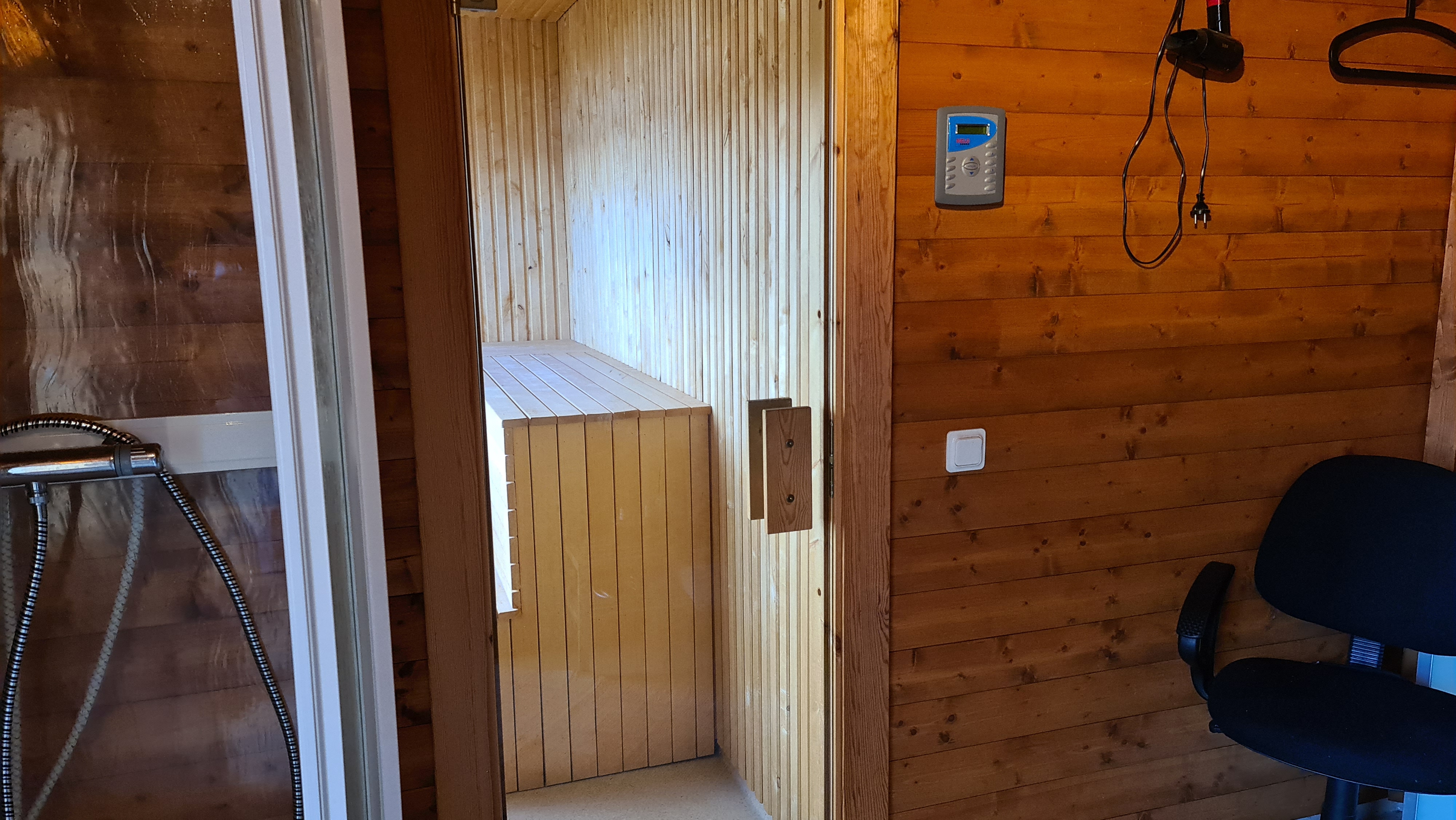 Dusche im Vorraum der Sauna